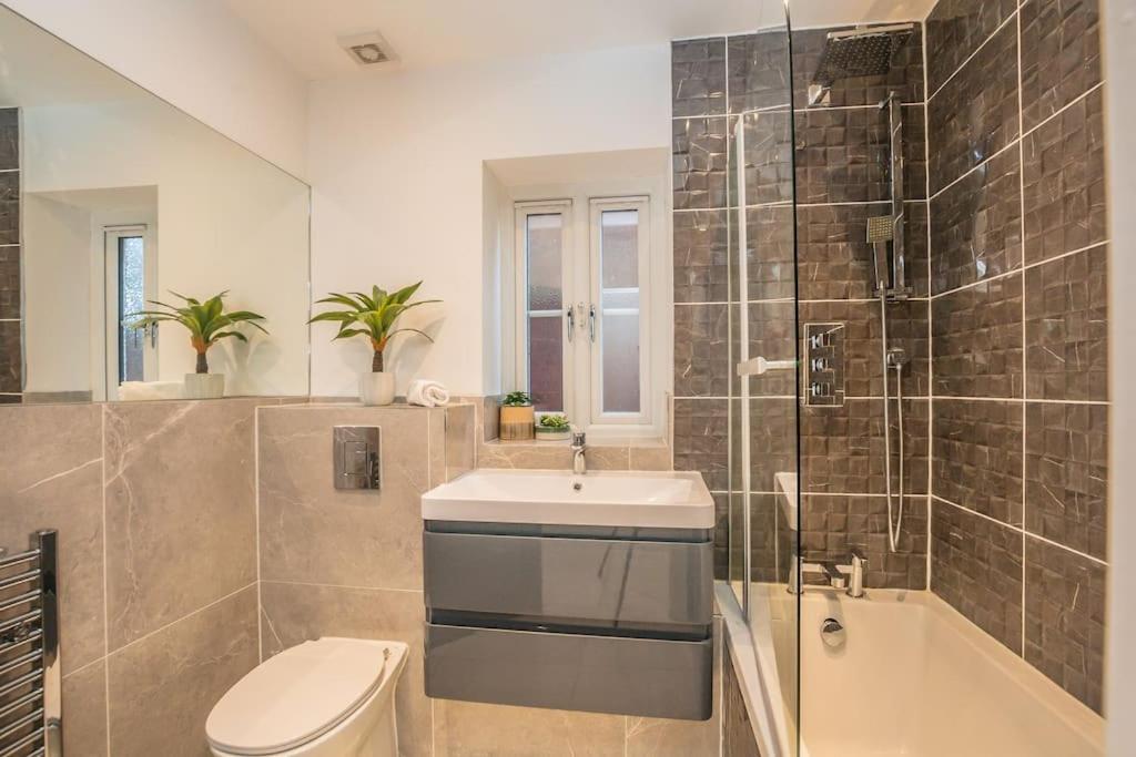Langston House: 2 Bed, 2 Bath Luxury Apartment Hedgerley المظهر الخارجي الصورة